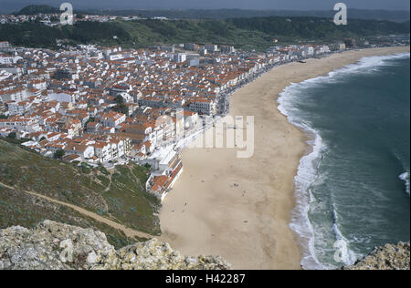 Le Portugal, Estremadura, Nazare, aperçu de la ville, plage, mer, province Luxembourg, district Leiria, Nazarä, station balnéaire du littoral, lieu, ville, vue, plage de sable fin, la baie, l'Océan Atlantique Banque D'Images