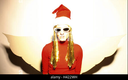 Femme, jeune, Santa's hat, lunettes, ange de Noël, portrait, studio, Santa, femme, aile, aile de l'ange, l'ange, Angel's hair, Golden, Noël, yule marée, x-mas, Christmas, verres, cap, rouge, cool, les jeunes, de la hanche, branché, sérieusement, malheureusement, charnière, XP Banque D'Images