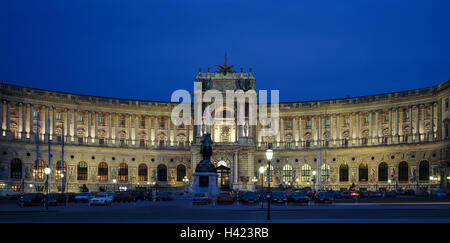 L'Autriche, Vienne, héroïques, l'espace nouveau château, le soir, l'Europe, la ville, capitale, capitale fédérale, ville, une partie des bâtiments complexes, Hofburg de Vienne, 19 100., les bâtiments, la structure, l'architecture, la place d'intérêt, illuminateds, l'éclairage, les empereurs de la rue et ki Banque D'Images