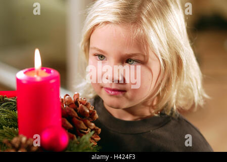 La guirlande, détail, bougie, brûler, filles, excommuniés, portrait, intérieur, à la maison, enfant, 6 ans, Noël, yule marée, pour Noël, l'Avent, de joie, d'attente, l'expectative, entrancedly, fascination, l'enfance, chandelle de l'Avent Banque D'Images