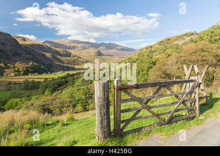 Jusqu'à la vallée vers Nantgwynant Glyder Glyder Fawr et Fach, Parc National de Snowdonia, le Nord du Pays de Galles, Royaume-Uni Banque D'Images