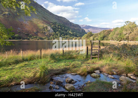 Llyn Gwynant dans le lac Nantgwynant Valley, Parc National de Snowdonia, le Nord du Pays de Galles, Royaume-Uni Banque D'Images