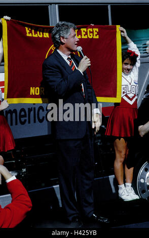 Elon, North Carolina, USA, 26 octobre 1992, le gouverneur de l'Arkansas William Clinton, le candidat démocrate lors d'un rassemblement électoral au motif d'Élon College en Caroline du Nord. Credit : Mark Reinstein Banque D'Images