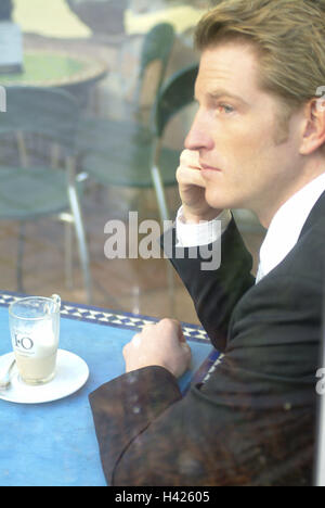 Cafe, fenêtre Vue, l'homme, attendez la page, portrait, gastronomie, restaurant, bistro, businessman, invité, jeune, blond, poursuite, élégamment, cultivé, pause café, déjeuner, pause, de l'engagement, la date, la date, le rendezvous, blanc, Café Latte Macchiato, s'asseoir, les transferts Banque D'Images