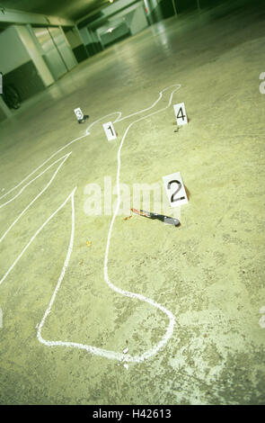 Garage de stationnement, trace, la protection des victimes, Contours, dessin, armes, couteaux,, sang, Série, parking couvert, dangereusement, la criminalité, les victimes de meurtre, meurtre, mort, chalk outline, chiffres, l'illumination, la preuve, le verre, le soleil, les voies du sang, Banque D'Images