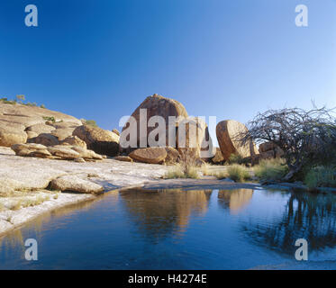 La Namibie, Erongo mountains, farm Ameib formations, la bile du parti 'Bull', étang, Sud-Ouest, Sud, montagne, paysage, massif Erongo, rock, des pierres, de l'érosion, la nature, la destination Banque D'Images