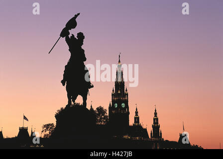 L'Autriche, Vienne, espace héroïque, silhouette, statue équestre de l'archiduc Karl, l'arrière-plan, l'hôtel de ville, l'humeur du soir, l'Europe, capitale, de ville, de la structure, en 1872-83, builder Friedrich von Schmidt, de l'architecture, l'architecture de style gothique, nouveau, la hauteur de la tour 97,9 m, les points de repère, le lieu d'intérêts, de la culture, de l'espace, image figée, purger, monument, le souvenir, l'icône, la conception, de la défense, de supériorité, sommaire, sublimité, puissance, inspiration, sommaire, l'examen, d'incandescence Banque D'Images