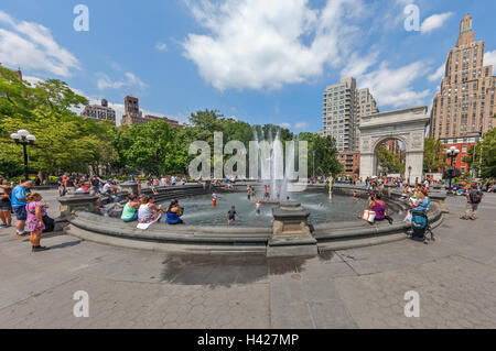 L'Arche de Washington Square Park, à New York et des personnes jouant dans l'eau de la fontaine. Banque D'Images