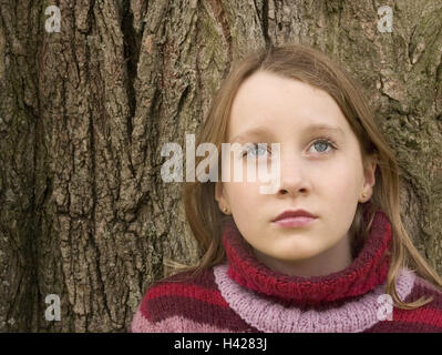 Les filles, blonde, arbre, se penche, pensivement, portrait, série, de 10 à 15 ans, adolescentes, adolescents, corde, chandails, chandails, touché, sérieusement, pense que, malheureusement, l'attente, tout triste, la solitude, l'air interrogateur, attend, espère, l'arrière-plan, log, écorce,, Banque D'Images