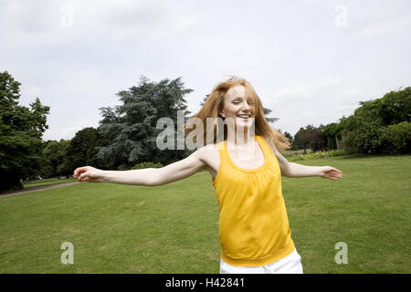 Femme, jeune, pré, s'exécute, omis, heureusement, Summers, série, de 20 à 30 ans, rehaired, haut jaune, regard caméra, étendre pauvres, rires, joie, plaisir, de plaisirs, de plaisanterie, de joie de vivre, l'humeur positive, d'aventure, de vie, de l'extérieur, Banque D'Images