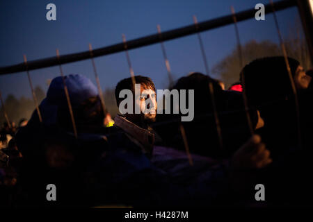 Réfugiés en attente pour le transport dans le camp de réfugiés de Spielfeld sur Slovenian-Austrian frontière. Banque D'Images