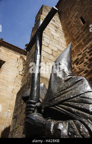 L'Espagne, ex-tréma dura, Caceres, Lane, bâtiment, façade, statue de bronze, Kapuzenmann, ville, maison, façade de maison, statue, figée, Nazarenos, lieu de destination, d'intérêt, tourisme, Banque D'Images