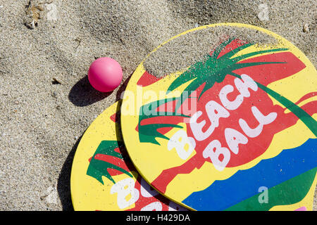 Du sable, des jouets, du beach tennis, balle, raquette, détail, Beachball, jeu, jeu de plage, loisirs, location, vacances, le mouvement, l'activité de loisirs, sportily, plage, Banque D'Images