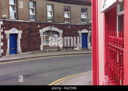 Irlande, Cork, Cobh, façade de maison, grille, rouge, medium close-up, de détail, construction, maison, maisons, façades, bend, portes, fenêtres, l'extérieur, notch, grille métallique, clôture métallique, clôture, fenêtre, porte, entrée, street, fer à repasser, à l'extérieur, Banque D'Images