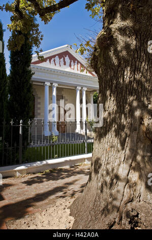 L'Afrique du Sud, l'ouest, cap, Stellenbosch, l'espace, l'église, Christelijke-Jongelingen-Vereeniging, Afrique, structure, historiquement, la religion, le lieu d'intérêts, les arbres, les piliers, la construction sacrée, Cap-en Néerlandais, destination, Akroterion, style colonial, traditionnellement, la culture, la foi, portique, clôture, christianisme, destination de vacances, région viticole, personne, de la superficie viticole, la Province du Cap, le tourisme, l'architecture, panorama, Banque D'Images