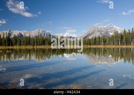 L'Alberta, Kananaskis, Canmore, gerbe, lacs, du mont Assiniboine catena, montagnes, arbres, montagnes, montagnes, automne, bois, forêt de conifères, les eaux, le lac, l'eau, la mise en miroir, Idyll, la nature, l'espace de copie, Banque D'Images