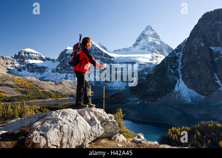 L'Alberta, Mt. Le parc provincial Assiniboine, l'homme, Sunburst saumure, automne, paysage, paysage de montagnes, montagnes, montagnes, sommets, panorama de montagnes, de roches, de Lookout, vue, vue, personne, Wanderer, vacancier, touriste, Trekking, randonnée, sac à dos, planchers, marche, randonnée, nature, autumnally, eau, eaux, lac, lac de montagne, Banque D'Images