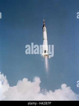 La capsule Mercury Redstone NASA transportant l'astronaute Alan Shepard et la liberté 7 sonde décolle de la rampe de lancement le 5 mai 1961 à Cap Canaveral, en Floride. Le vol a marqué la première fois qu'un Américain a volé dans l'espace. Banque D'Images