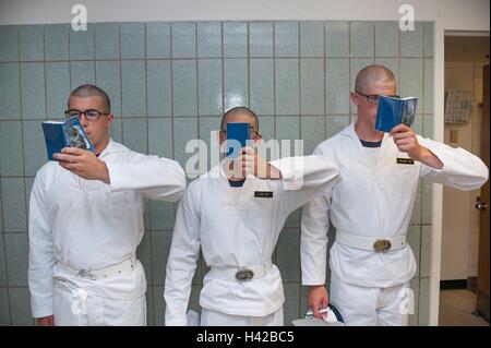 U.S. Naval Academy plèbe position contre un mur à Bancroft Hall et lire leur ÒReef PointsÓ au cours de l'induction livre jour 30 Juin 2016 à Baltimore, Maryland. Banque D'Images