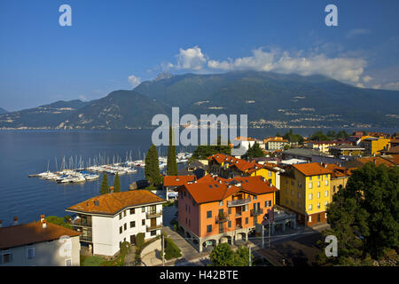 L'Italie, Lac de Côme, Belleano locaux, sommaire, port de plaisance, Oberitalien, paysage de montagne, lac, place, maisons, maisons résidentielles, port, voiliers, yachts, destination, tourisme, Banque D'Images