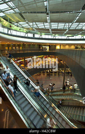 La Suisse, Zurich, l'aéroport, hall, hall de l'aéroport, tourisme, bâtiment, toit en verre, grande salle, escalators, bars, terminal, la file d'attente, personne, les passagers, le trafic aérien, de l'économie, le voyage par air, les voyages, le tourisme, l'intérieur, Banque D'Images