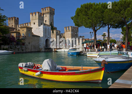 L'Italie, Gardasee, Sirmione, port, Château Scaliger, Banque D'Images