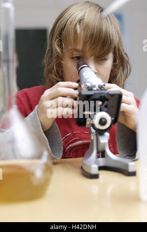 Garçon, microscope, Banque D'Images