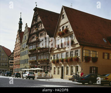 Allemagne, Bavière, Dinkelsbühl, marché du vin, maisons à pignons, scène de rue, rue romantique, Franconia, terrasse, 16 cent., conseiller chambre d'alcool d'une maison patricienne, escaliers, gable, 'House', maison à colombages, l'architecture, des lieux d'intérêt, icône, ville, Voyage, tourisme Banque D'Images