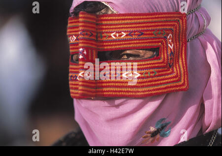 L'Iran, Bandar e Abbas, femme, voiles, portrait, modèle ne libération le Proche-Orient, les sections locales, iranien, voile, voile facial, Batalu, masque, masque de fond, rouge, rose, à motifs, foulard, Islam, foi, religion, vêtements, traditionnellement, la tradition, la culture, à l'extérieur, Banque D'Images