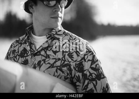 Paysage d'hiver, homme, lunettes de soleil, chemise Hawaï, surfboard, détail, b/w, hiver, paysage, froid, s'échapper, vacanciers, prêt pour d'une maison de vacances, appartement de vacances, envie de voir le rêve, rêve, désir, désir, vacances, attendre, de liberté, de temps libre, rêve, l'été, le soleil, la chaleur Banque D'Images