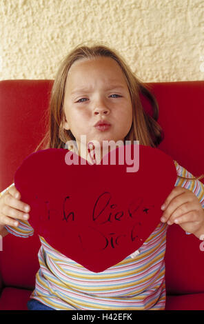 Les filles, blonde, coeur moelleux, kiss bouche, demi-portrait, enfants, enfance, 6 ans, jouer du visage, Kiss, Kiss, coeur, rouge, d'avc, 'Je vous aime', amour, affection, tombe amoureux, sandbox love', 'le premier amour', la Fête des Mères, la Fête des Pères, Valentinstag, allowa Banque D'Images