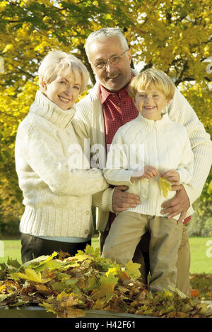 Jardin, Senior couple, Barrow, feuillage heap, détail, petite-fille, stand, les personnes âgées, en couple, meilleur âge, vieille personne, différence, vieux, jeunes, générations, différence d'âge, enfant, fille, petite-fille, petit-enfant, heureux, sourire, gaieté, plaisir, joie FRV Banque D'Images