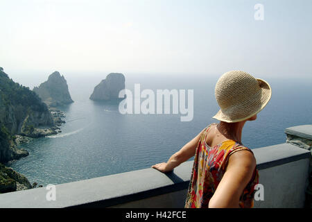 L'Italie, Kampanien, Capri, terrasse, vue sur la baie de Naples, touriste, vue, Faraglioni rock, Europe, sud-est de l'île, la bile, côte, côte, côte escarpée, attraction touristique, la mer, l'eau, de roche, de formations de bile, point d'intérêt, spectacle de la nature, Tourisme, vacances, l'été, destination Banque D'Images