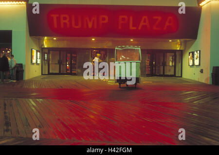 Les USA, New Jersey, Atlantic City, Trump Plaza, néon, d'entrée de l'écriture, l'Amérique du Nord, les États-Unis Amérique du Nord, de la ville, station balnéaire, destination, lieu de villégiature, la construction de la valeur de l'entrée, la figure, la police, l'accident vasculaire cérébral, de cireur, néon figure la police, la couleur rouge, couleur de l'humeur Banque D'Images