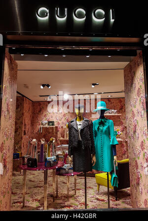 De luxe Gucci sacs, vêtements et chaussures siéger exposés à la vente à l'intérieur d'un magasin Gucci. Banque D'Images