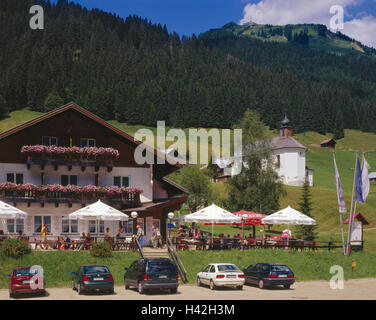 Autriche, Vorarlberg, Kleinwalsertal, Baad, alp hotel Saint Martin, bande, les choses de la hanche, de l'avertisseur sonore 1990 m, Europe, Westösterreich, petite Walsertal, vallée, montagne, alpes, hotel, bâtiment de l'hôtel, terrasse, restaurant terrasse, restaurant, vous, touristes, tourisme, parking, parc, l'Pkw Banque D'Images