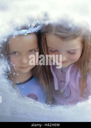 Amis, doublure, couronne, vue de la fenêtre, neige, portrait, portrait enfant, enfants, 6 - 10 ans, filles, poil long, l'enfance, heureuse, princesse, Diadem, innocence, Rêve, rêve d'enfance, souhaitent, performance, conte de fées, saison, hiver, fenêtre, l'art de la neige, de la glace froide, flou, Banque D'Images