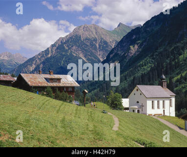 Autriche, Vorarlberg, Kleinwalsertal, Baad, band Saint-martin, paysage de montagne, l'Europe, petits, Westösterreich Walsertal, vallée, Alpes, montagnes, tête d'ours, Zwölferkopf, 2224 m, coup de tête, 2387 m, paysage, les maisons, les cieux, les nuages Banque D'Images