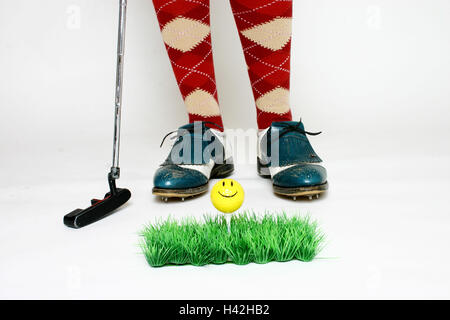 Personne, vêtements de golf, détail, les pieds, les clubs de golf, les gazons de l'art, thé, balle de golf, Smiley, les jeunes de 20 à 30 ans, golfeur, golfeur, golfeur, golfeur, du gazon, de l'art de l'herbe, l'herbe, artificiellement, ball, mini-golf, punt, mettant, pelouse, piscine, T, sport, golf, Golf, Golf de pratique, Banque D'Images