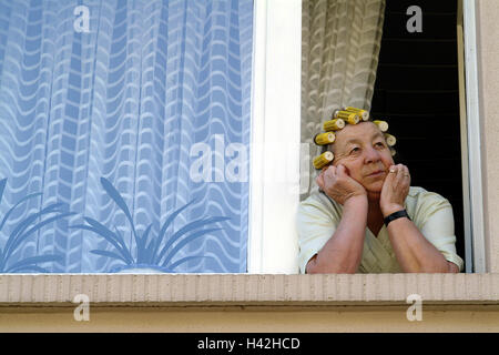 Maison d'habitation, senior, chef ajouter le support, cheveux, bigoudis, fenêtre Vue, portrait, portrait de la femme, femme, 73 ans, de 70 à 80 ans, télévision, fenêtre, pensionné, les loisirs, l'ennui, le temps libre, la curiosité, l'observation, l'observer, regarder, d'intérêt, vieille Banque D'Images