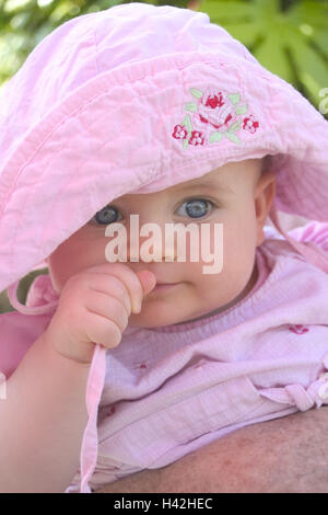 Vêtements bébé, rose, fond hat, portrait, portrait enfant, portrait de bébé, enfant, fille, 6 mois, yeux bleus, l'été, à l'extérieur Banque D'Images