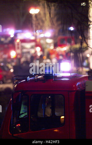 L'entrée d'incendie, incendie moteur, détail, nuit, d'un accident, d'appel d'urgence, de sauvetage, de récupération, d'entrée de secours, l'entrée, les pompiers, le service d'incendie du véhicule, transport, entrée de secours, de lutte contre l'incendie, l'entrée, l'occupation, l'incendie, d'urgence, l'aide de sauvetage de la vie, à l'extérieur, à n Banque D'Images