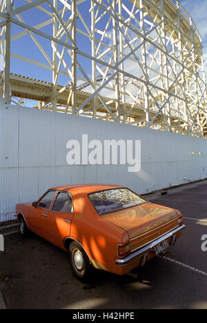 L'Australie, Melbourne, stationnement, voiture, vue arrière, ville, ville, ville, muraille, échafaudage, échafaudage d'acier, de stationnement, d'un véhicule automobile, d'un Ford, jaune, orange, parc, nuances, déserte, est sorti, la solitude, l'attente, l'arrêt Banque D'Images