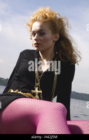 Lacs, femme, jeune, à la mode, pont, s'asseoir, poser, contrejour, personne, jeune, blonde, rouge, cheveux long noir, minidress réseau, chaussettes, rose, bijoux, colliers, bijoux, attendez, l'auto-assurance, mode, outfit, styling, l'arrogance, la sublimité, décadente, mode de vie, Banque D'Images