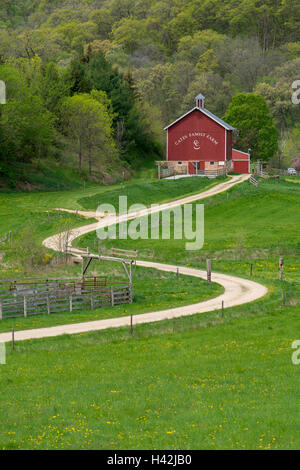 L'Iowa County, Wisconsin : Curving gravier mène à la grange Cates (1893), début du printemps Banque D'Images