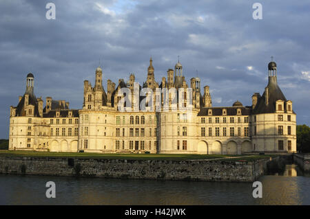 France, Loir-et-Cher, Chateau de Chambord, saut à l'eau, lumière du soir, ciel nuageux, Banque D'Images