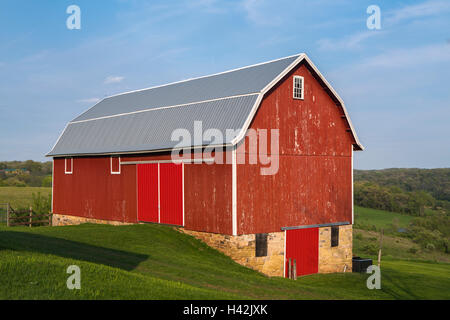 L'Iowa County, Wisconsin : grange rouge, Rolling hills under blue sky Banque D'Images