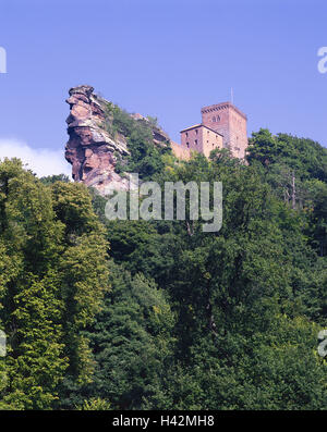 Allemagne, Rhénanie-Palatinat, Annweiler, solaire, la montagne château impérial Trifels, à l'extérieur, le Palatinat, Südpfalz, bois, la personne de la Rhénanie, bois, cône montagne château, Château Trifels, château impérial, château impérial, parc du château, Moyen-Âge, rock, grès rouge, nouveau rock de grès rouge, grès bundle, arbres, vert, soleil, ciel, bleu, le tourisme, la destination, le lieu d'intérêts, Banque D'Images