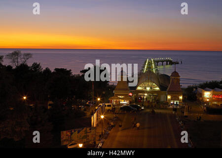 La Pologne, la Poméranie, Miedzyzdroje, pont sur la mer, restaurant, l'éclairage, l'ambiance du soir, à l'Est, l'Europe, côte de la mer Baltique, côte, Misdroy, pont, quai, personne, bar, vacances, destination, tourisme, mer Baltique, mer Baltique, lumière du soir, d'incandescence, le romantisme, l'humeur, Banque D'Images