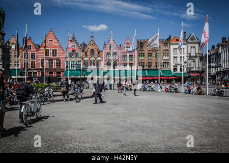 Les touristes à Grote Markt (place du marché) de Bruge Banque D'Images